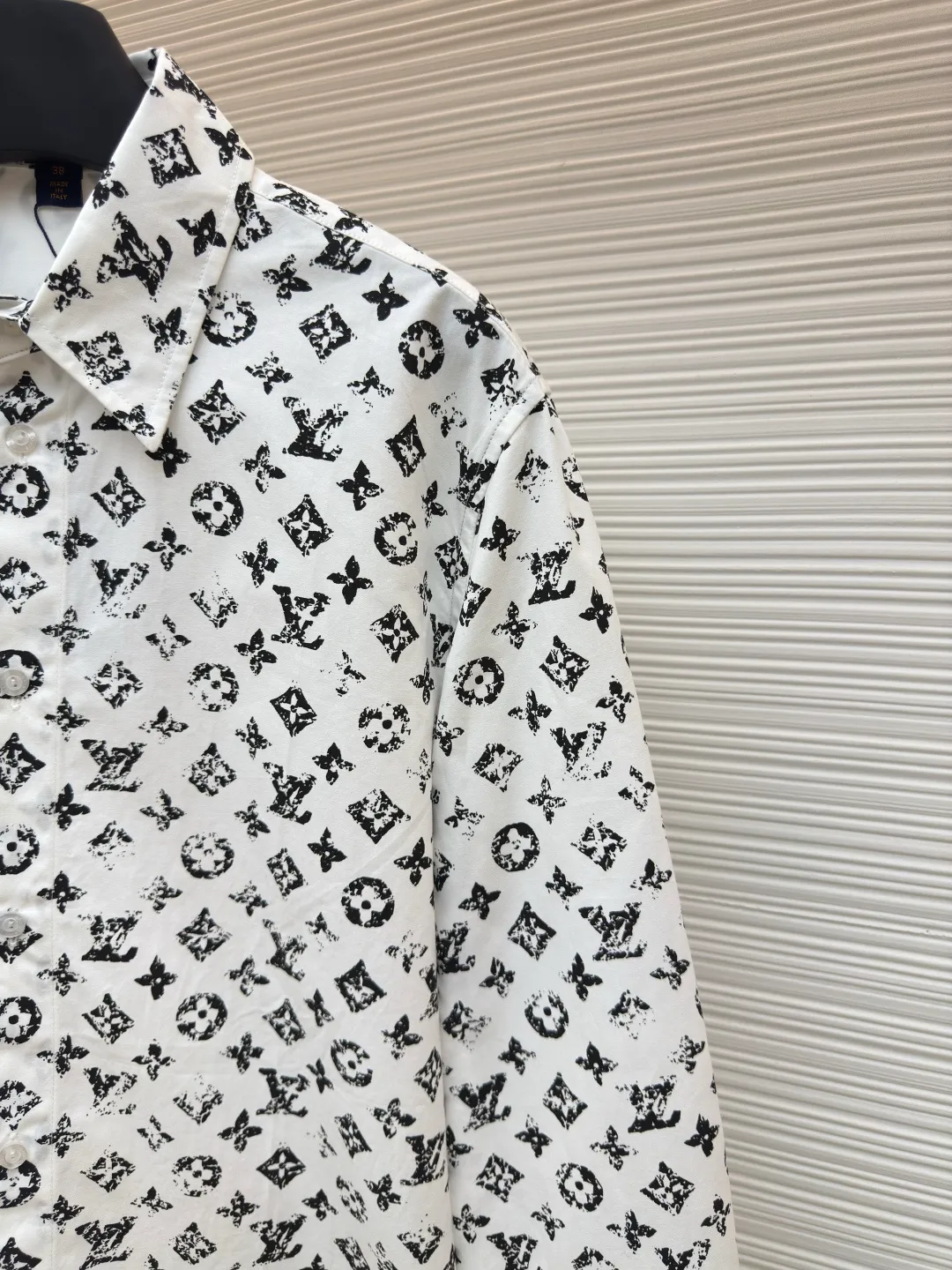 LOUIS VUITTON black full-print shirt ●Authentic product: Purchased and developed by 16612 ●Item number: 1680322-B15 ●Fabric: polyester fiber fabric ●Technology: Positioned cutting machine ●Version: Fitted version ●Weight: about 325 grams ●Size: 34-36-38-40 ●Description: The new shirt is made of soft and light silk-cotton blend, with full-width Monogram cutting to present a rich texture. Contrast buttons and a chest patch pocket add sophisticated details. The overall wiring is straight and delicate, the fabric is comfortable and soft, and the color is consistent without color difference. It can be matched with the same style to create a fashionable look and control various occasions. Customized accessories, complete with three standards, same style for men and women!